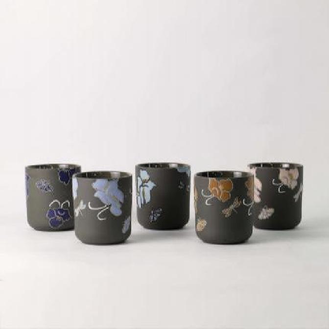 किन यो अद्वितीय हातले चित्रित पुष्प मैनबत्ती होल्डर नयाँ इन्स्टाग्राम मनपर्ने भएको छ?