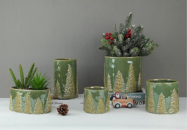समाचार शीर्षक: क्रिसमसको सजावटलाई कोमल वातावरण बनाउन चाहनुहुन्छ? के यो सिरेमिक एम्बोस्ड पाइन फूलदान तपाइँको नयाँ मनपर्ने हुनेछ?