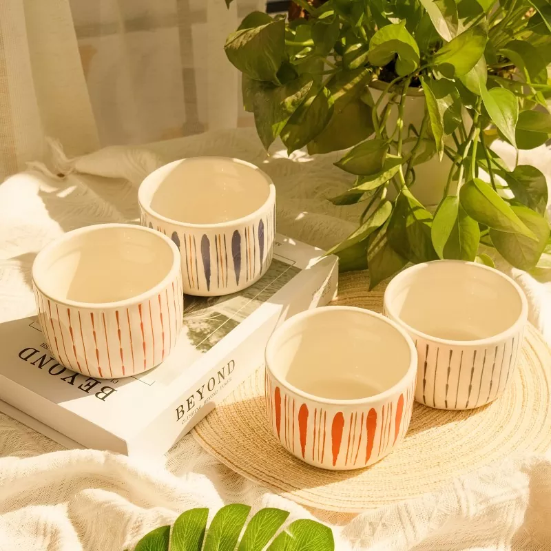 निलो र रातो धारीदार सिरेमिक मैनबत्ती होल्डरहरू