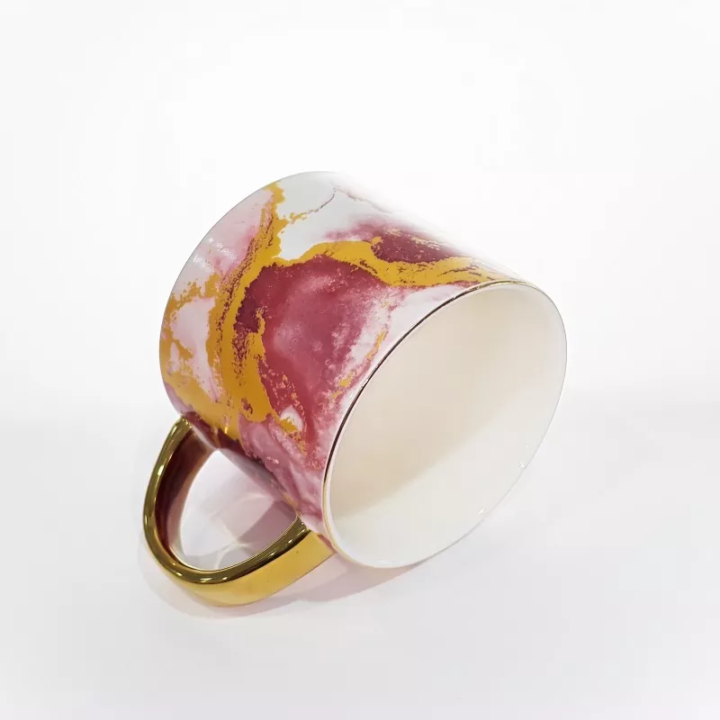 सुरुचिपूर्ण संगमरमर पैटर्न सिरेमिक मग