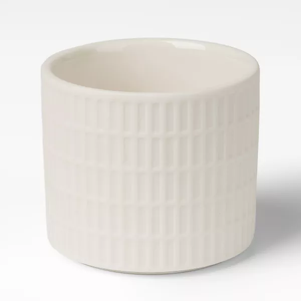 मिल्की सेतो ग्रिड-प्याटर्न सिरेमिक मैनबत्ती धारकहरू मिल्की सेतो ग्रिड-प्याटर्न सिरेमिक मैनबत्ती धारकहरू